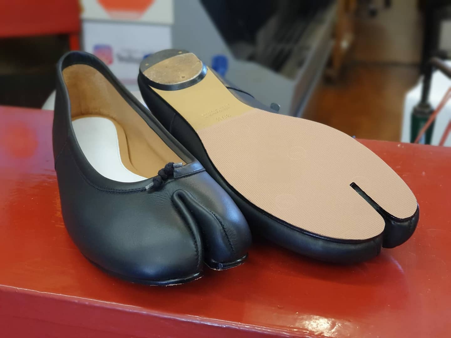 Professionelle Reparatur für Maison Margiela Schuhe und Accessoires in der Schweiz.